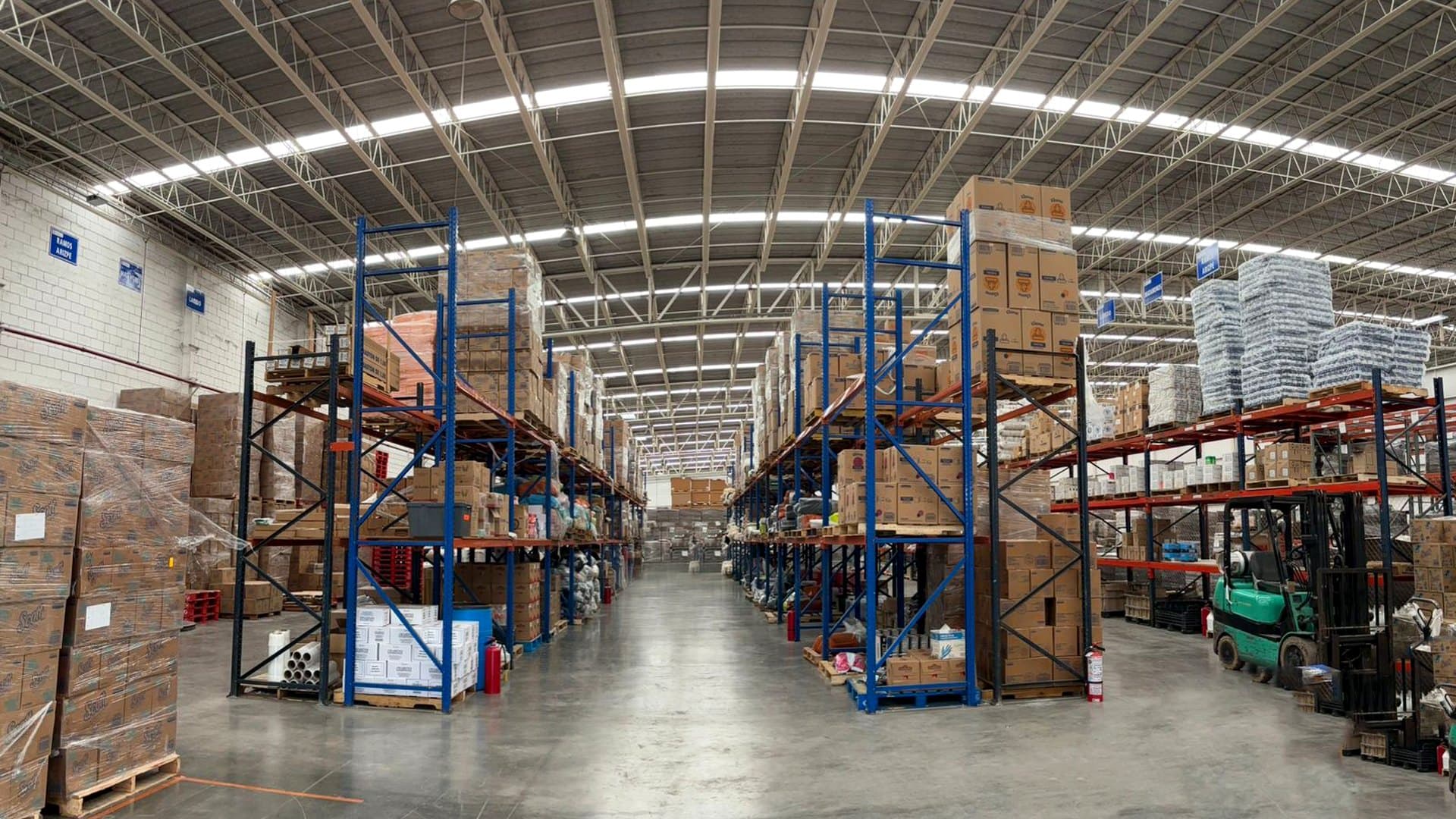 Almacén Hi Supply · pasillo principal
